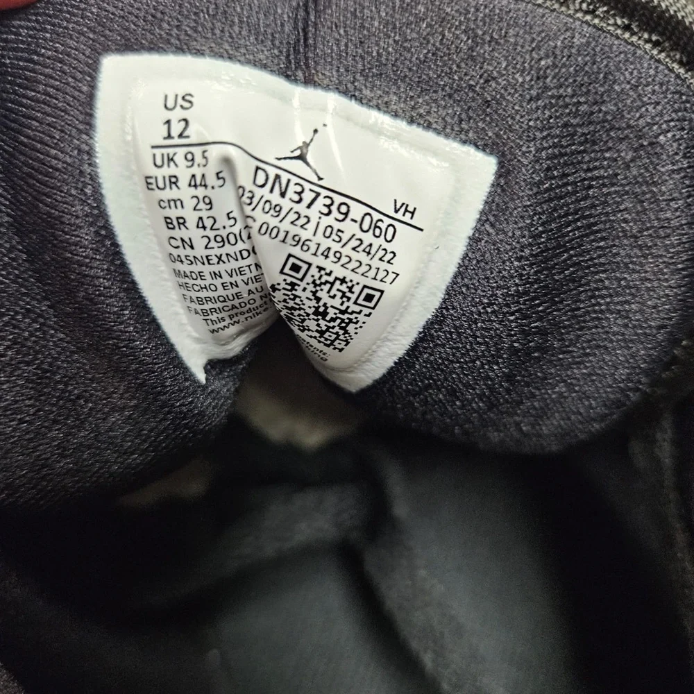 Sz 10.5 M / sz 12W Jordan 1 Low SE 
